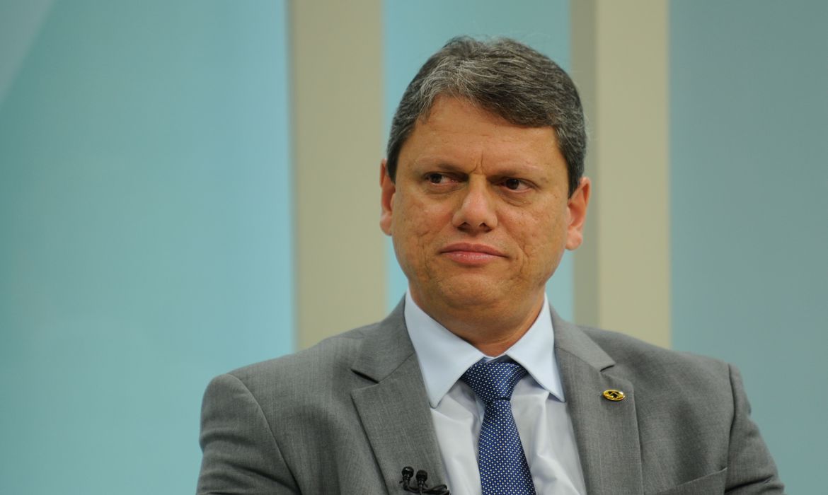 O ministro da Infraestrutura, Tarcísio de Freitas, participa do programa Brasil em Pauta na TV Brasil