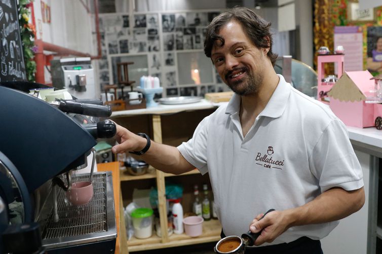 São Paulo (SP), 20/03/2023 - O barista Philippe Tavares, 31 anos, que tem síndrome de Down, trabalha na Bellatucci Café, uma cafeteria inclusiva. Foto: Fernando Frazão/Agência Brasil