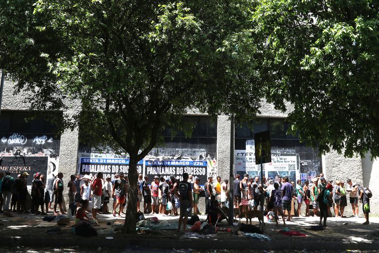 Rio de Janeiro (RJ), 02/03/2023 - Pessoas se organizam em fila para se cadastrarem para almoço gratuito no centro de acolhimento do projeto Fraternidade na Rua, na Lapa, região central da cidade. Foto:Tânia Rêgo/Agência Brasil