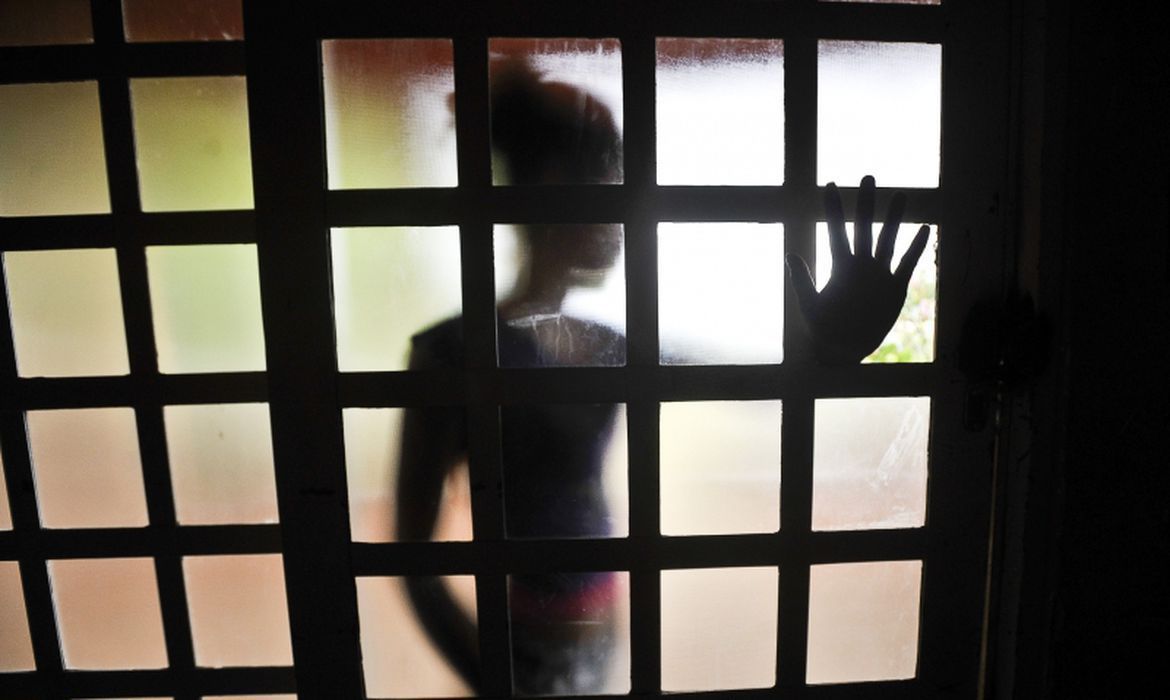 Brasília (DF), 17/02/2023 - Fotografia para ilustrar matéria sobre violência infantil, na foto uma criança é vista em silhueta através de uma porta. Foto: Marcelo Casal/Agência Brasil