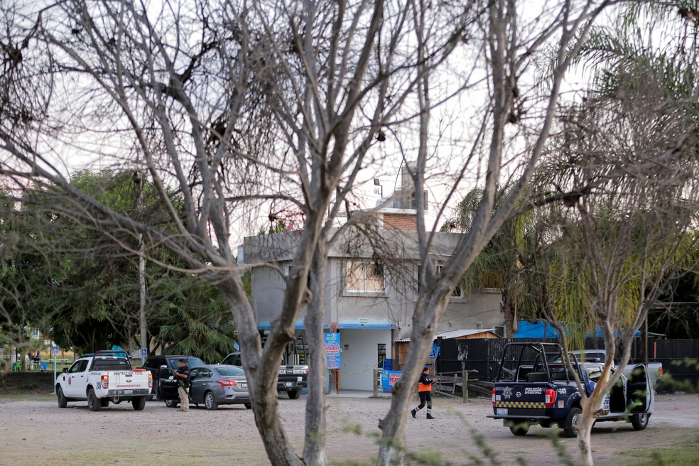 Autoridades trabalham na cena do crime onde 7 pessoas morreram durante ataques a tiros, dentro de um resort no México, em Cortazar, estado de Guanajuato, México, 15 de abril de 2023. — Foto: Sérgio Maldonado/Reuters