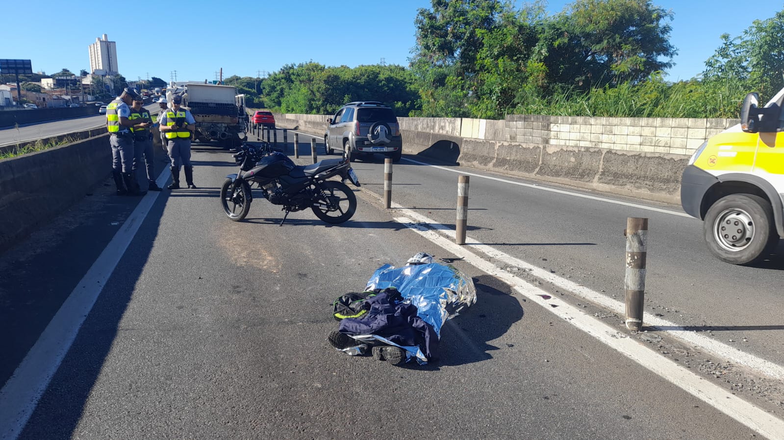 Acidente entre moto e caminhão deixa vítima fatal na Anhanguera