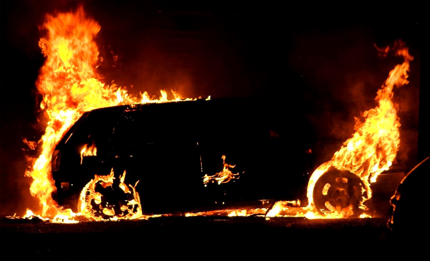 Bandidos invadem casa e incendeiam carro em Americana