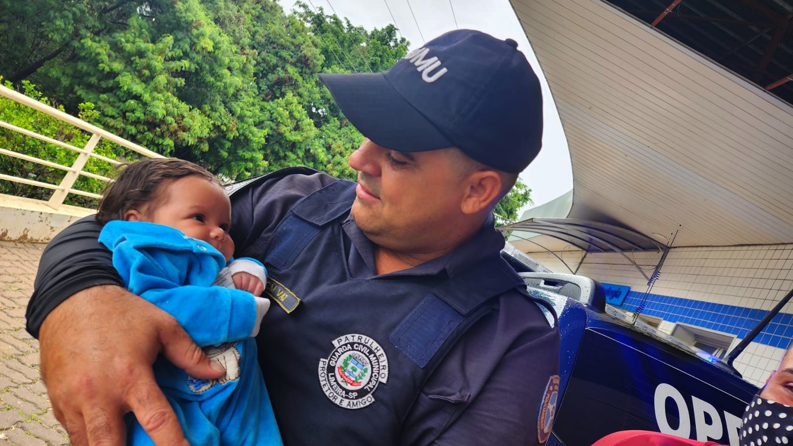 Guardas salvam bebê de 1 mês que se engasgou em Limeira