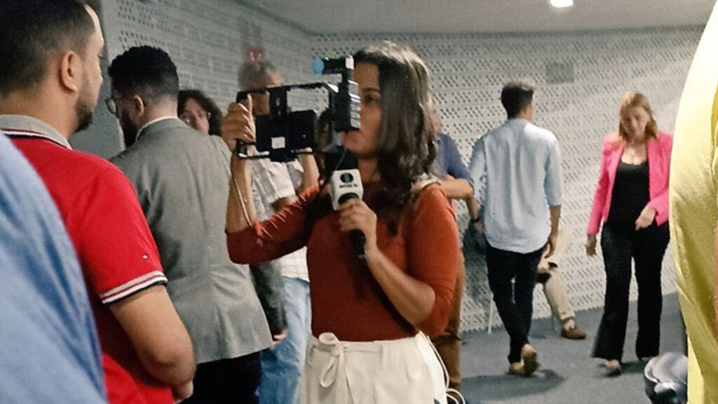 Imagem com foto de repórter da InterTV, afiliada da Globo, se filmando durante trabalho; expediente virará padrão para jornalistas da Globo