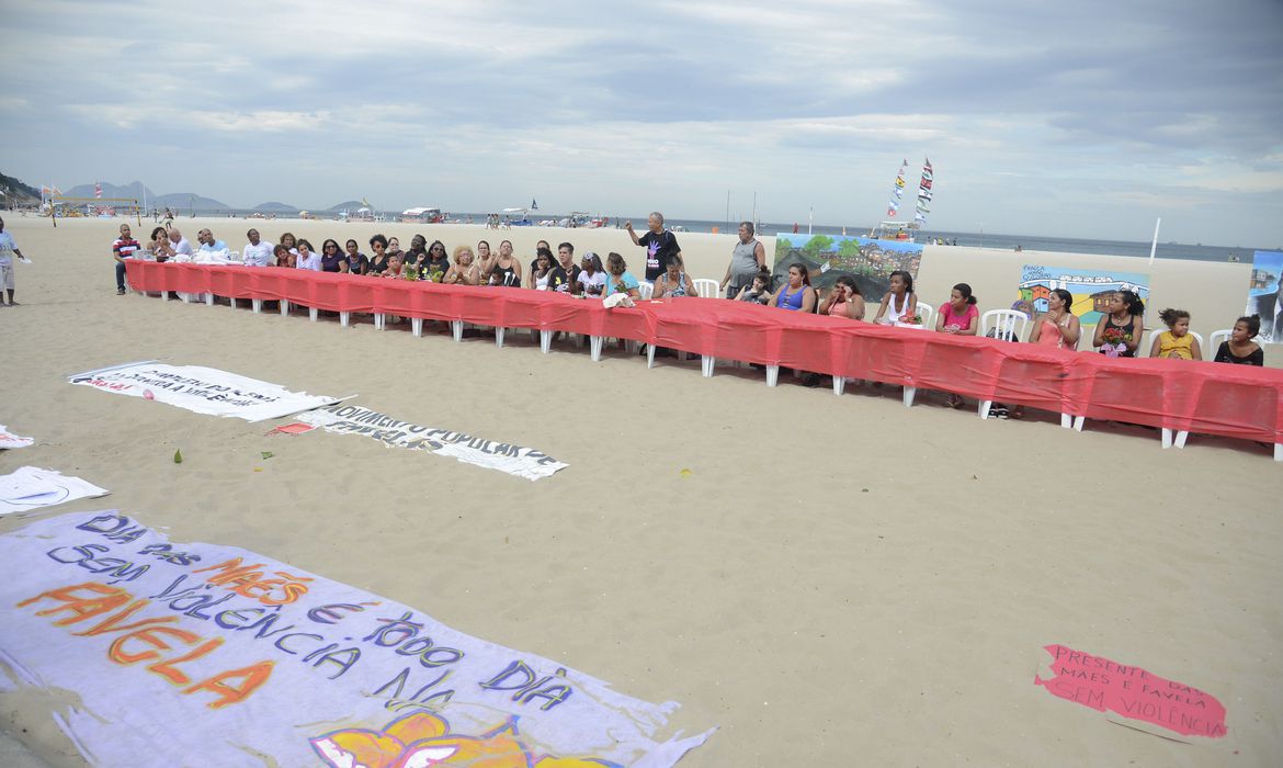Rio de Janeiro - Moradores de comunidades participam de almoço pelo Dia das Mães nas areias da praia de Copacabana como forma protesto devido à insegurança nas comunidades onde vivem. (Tomaz Silva/Agência Brasil)