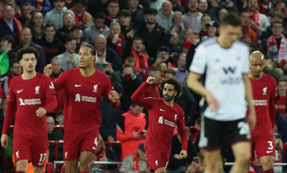 Em cobrança de pênalti, Salah abre o placar para o Liverpool contra o Fulham — Foto: Reuters
