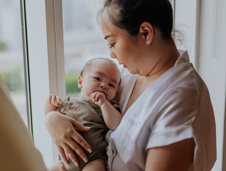 São Paulo (SP) - Pandemia fez aumentar preocupação com mortalidade materna - Debora lumy Watanabe com o filho Gabriel, nascido em 2022. -  Foto: Arquivo Pessoal