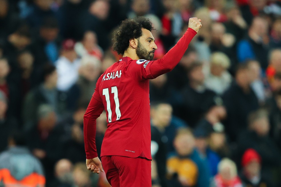 Salah comemora o gol marcado de pênalti para o Liverpool contra o Fulham — Foto: Getty Images