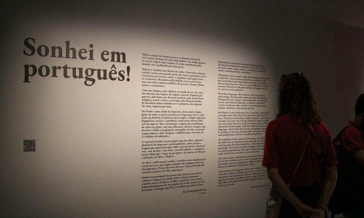 Exposição Sonhei em português!, com curadoria de Isa Grinspum Ferraz, no Museu da Língua Portuguesa.