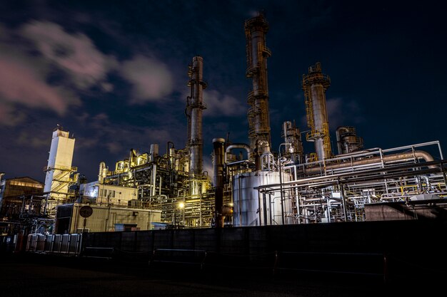 Foto grátis poluição ambiental e exterior da fábrica à noite
