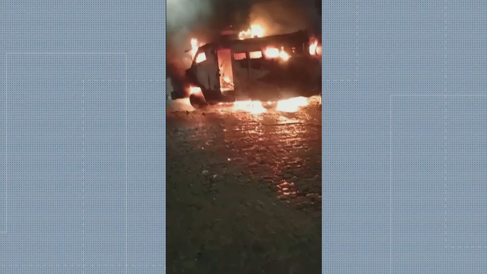 Criminosos incendiaram veículo blindado da polícia na Zona Oeste do Rio de Janeiro — Foto: Reprodução/ TV Globo