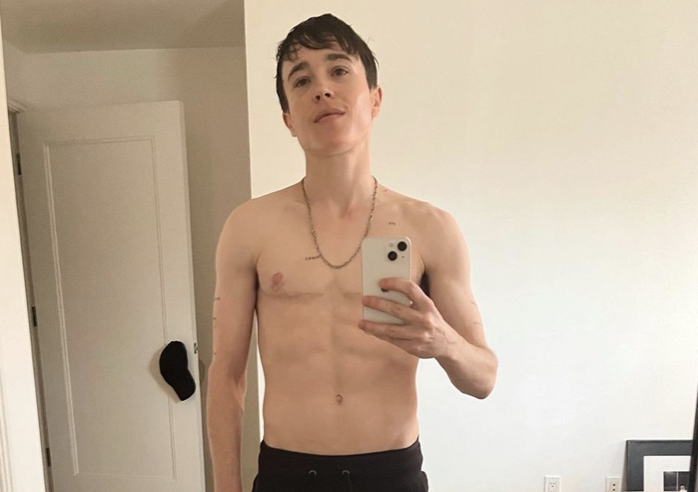 Elliot Page posta foto sem camisa e avisa que seu novo celular está funcionando — Foto: Reprodução/Instagram