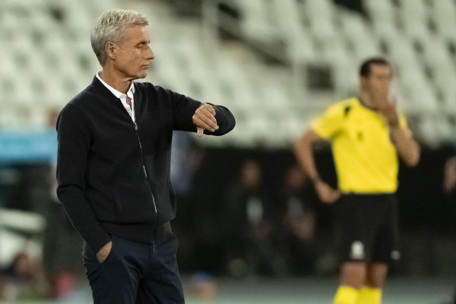 Luís Castro se despede do elenco, e Botafogo oficializa saída