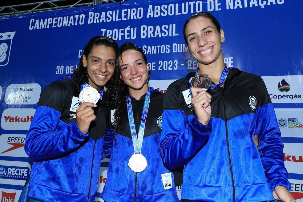 Ana Vieira (à direita) agrediu Jhennifer (ao centro): ambas são do mesmo clube — Foto: Sátiro Sodré/CBDA