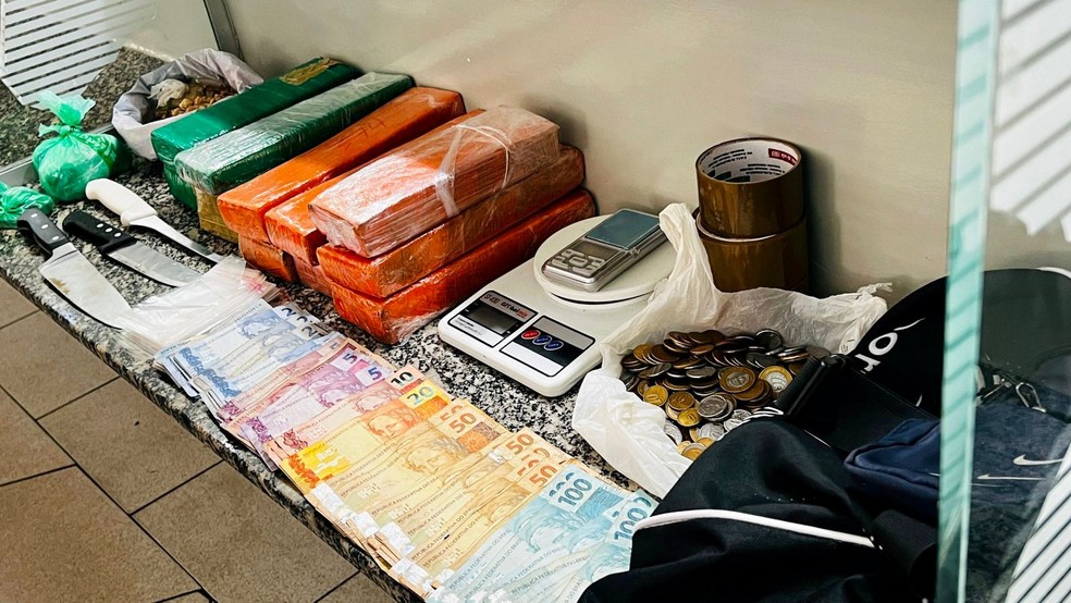 Drogas, dinheiro e outros materiais apreendidos durante a ocorrência — Foto: 10º Baep