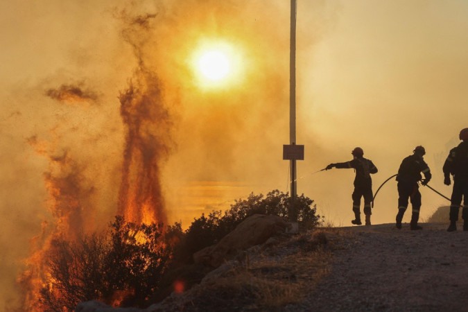 Incêndio florestal perto de Atenas, na onda de calor que afeta o Hemisfério Norte -  (crédito: Reuters)