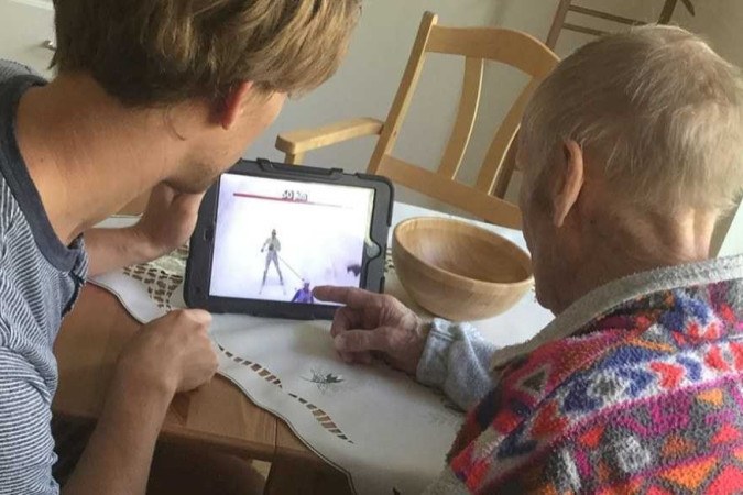 Em experimento sueco, idoso com demência aprende a mexer em um tablet: curiosidade despertada resultou em novo hobby -  (crédito: Imagem cedida)