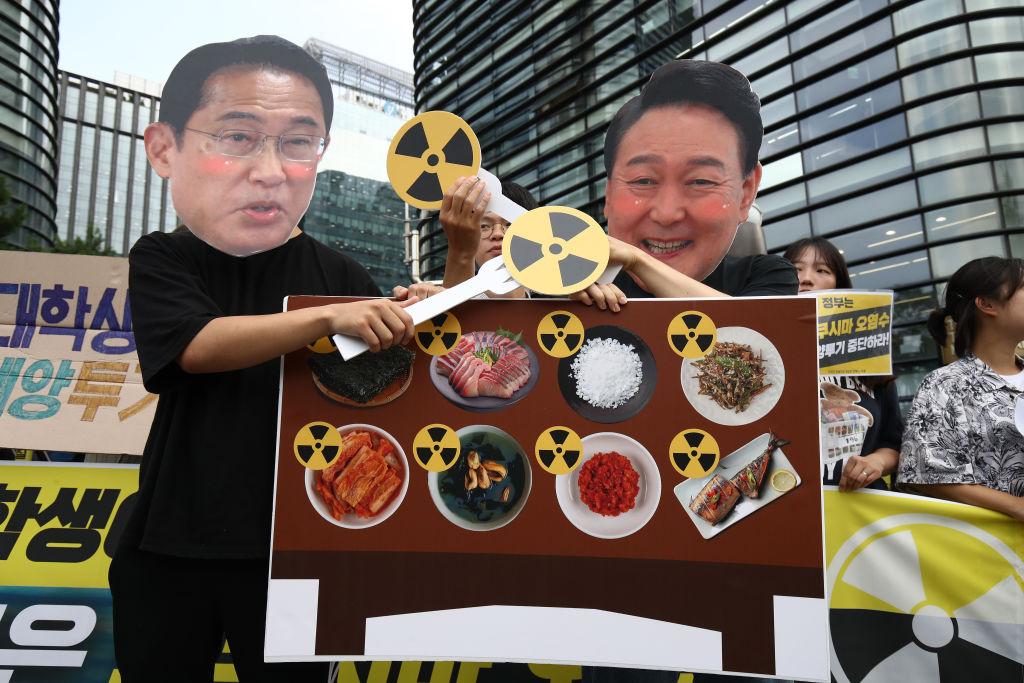 Cartazes com imagens de políticos e de material nuclear 