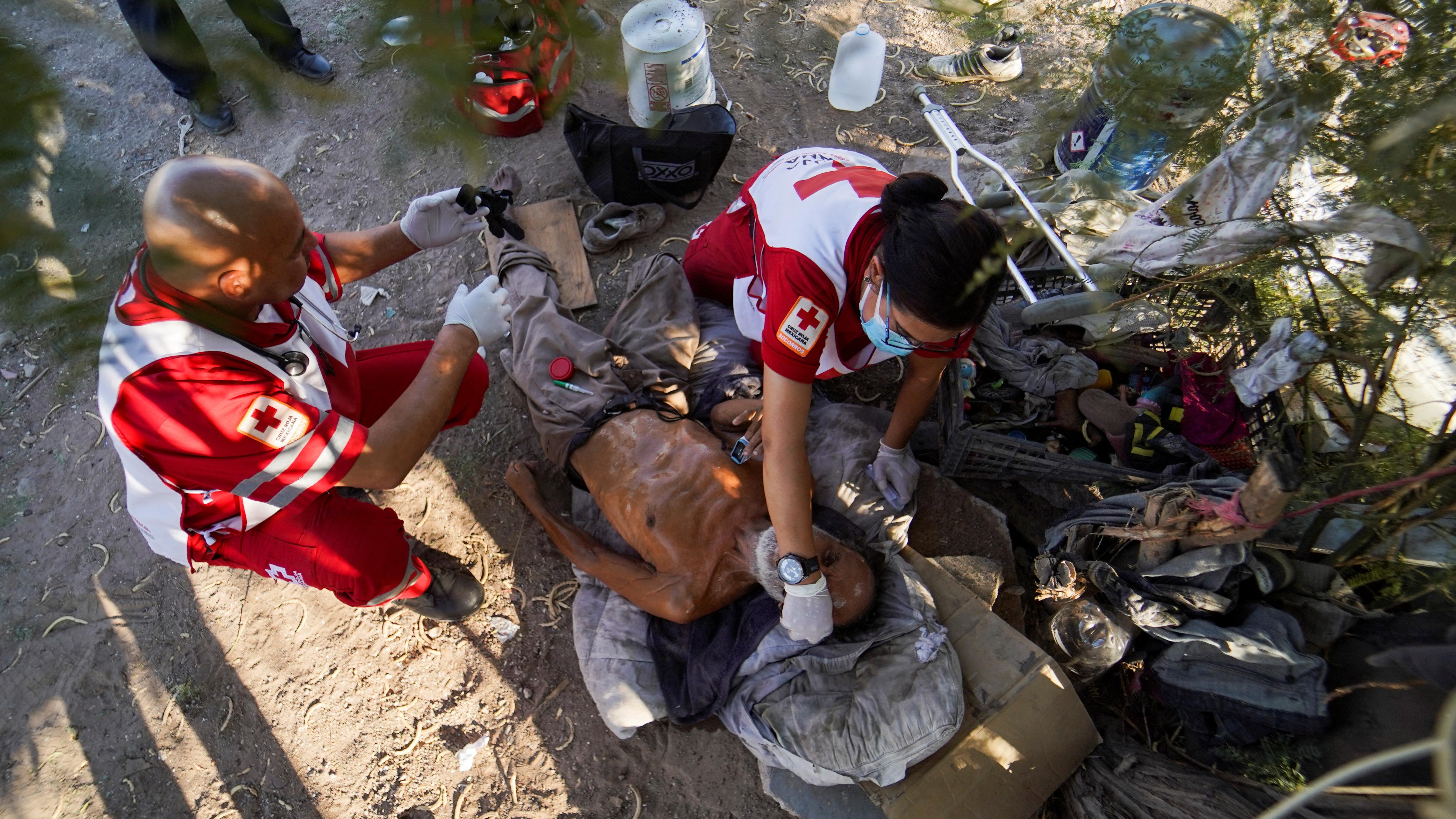 Equipes médicas atendem homem desidratado no México, em 14 de julho