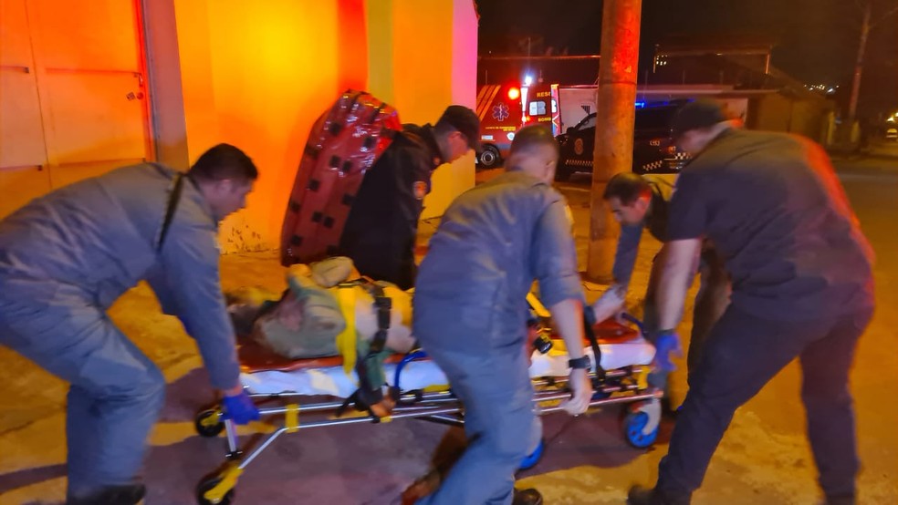 Operário fraturou a clavícula na queda — Foto: Corpo de Bombeiros