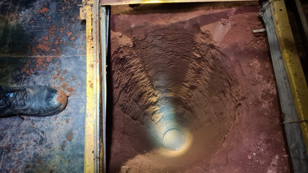 Buraco onde a vítima caiu tem dez metros de profundidade — Foto: Corpo de Bombeiros