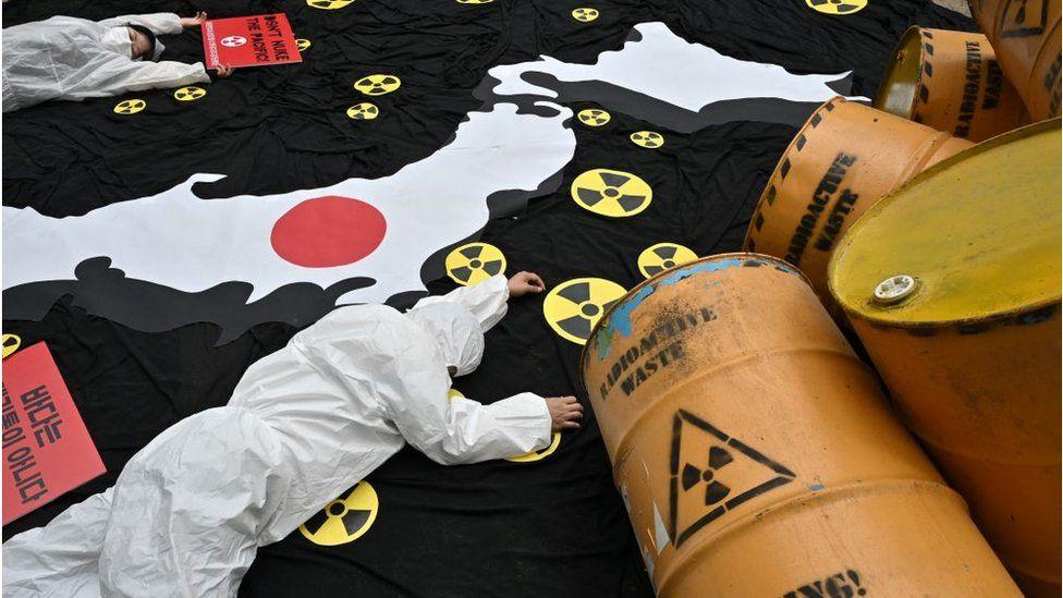Manifestante paramentado encena morte perto de tanques com materiais nucleares