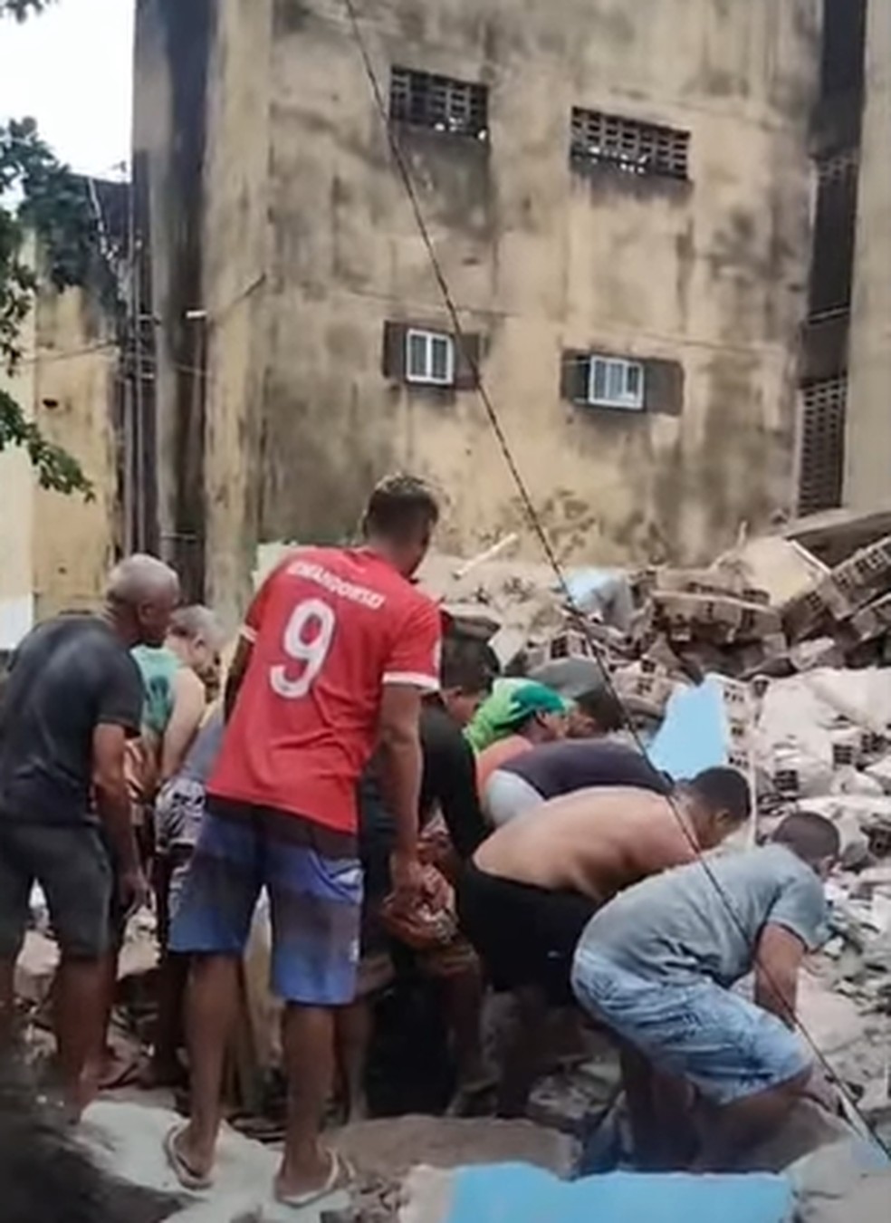 Moradores procuram pessoas soterradas no desabamento — Foto: Reprodução/WhatsApp