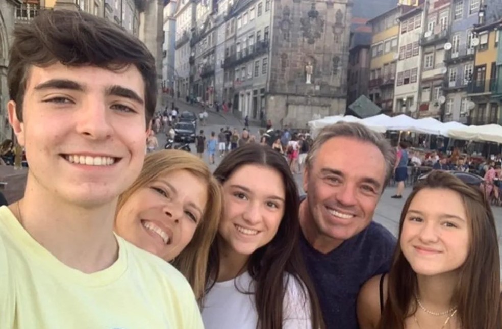 Gugu Liberato e Rose Miriam com os filhos do casal, João Augusto, Sofia e Marina — Foto: Instagram