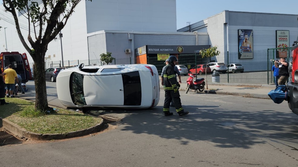Carro capotou após bater contra carro de aplicativo em Limeira — Foto: Wagner Morente/GCM de Limeira