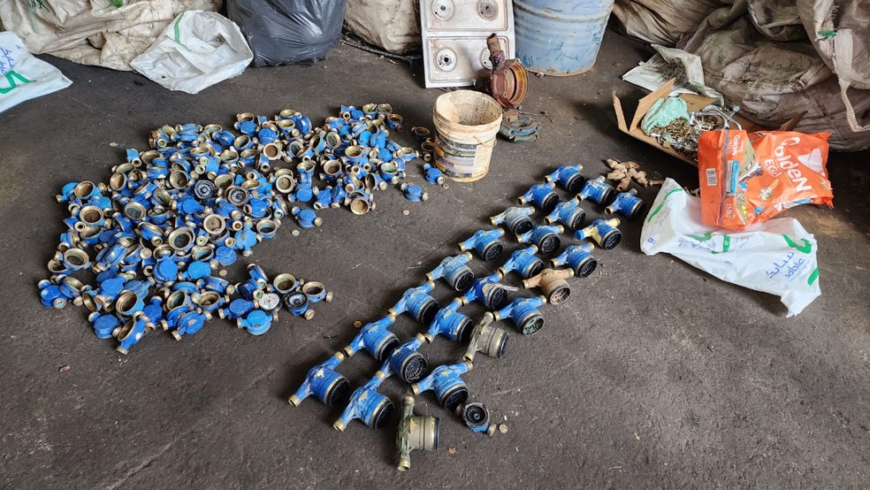 Hidrômetros furtados foram apreendidos durante operação em comércio de sucata de Limeira  — Foto: Wagner Morente/Guarda Municipal de Limeira 