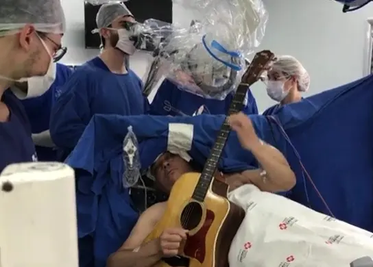Assista: Paciente canta e toca violão durante cirurgia cerebral no Hospital  Cajuru - Portal Nosso Dia