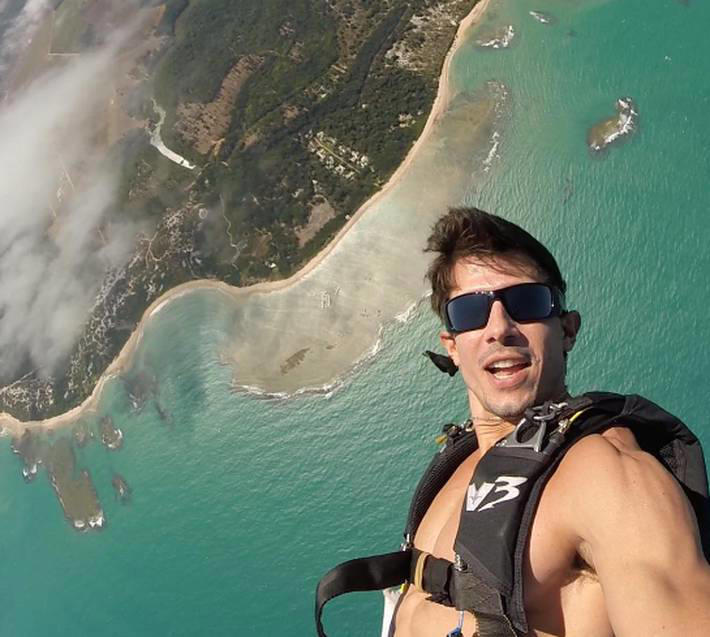 O empresário e paraquedista Humberto Siqueira Nogueira, durante salto de paraquedas em 2015, na Bahia Foto: Instagram/@humbertosnogueira