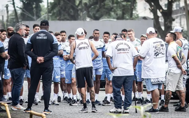 Torcedores de organizadas do Santos se reúnem com elenco para manter apoio - Jogo24 | Futebol, Vôlei, F-1, MMA e todos os esportes