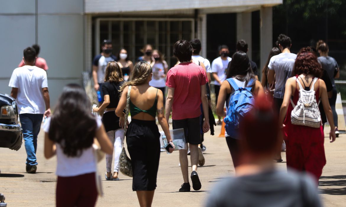 Estudantes chegam ao Centro Universitário do Distrito Federal, para o segundo dia de prova do Enem 2020