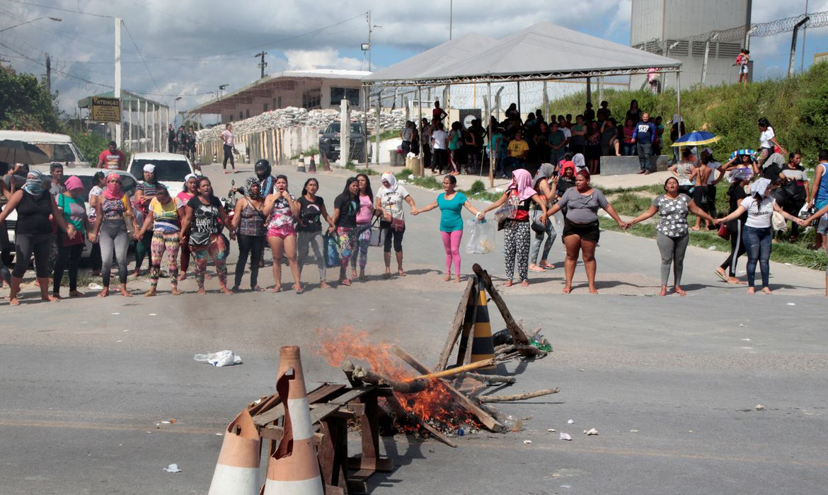 Parentes de presos bloqueiam a entrada de uma prisão em Manaus (AM).