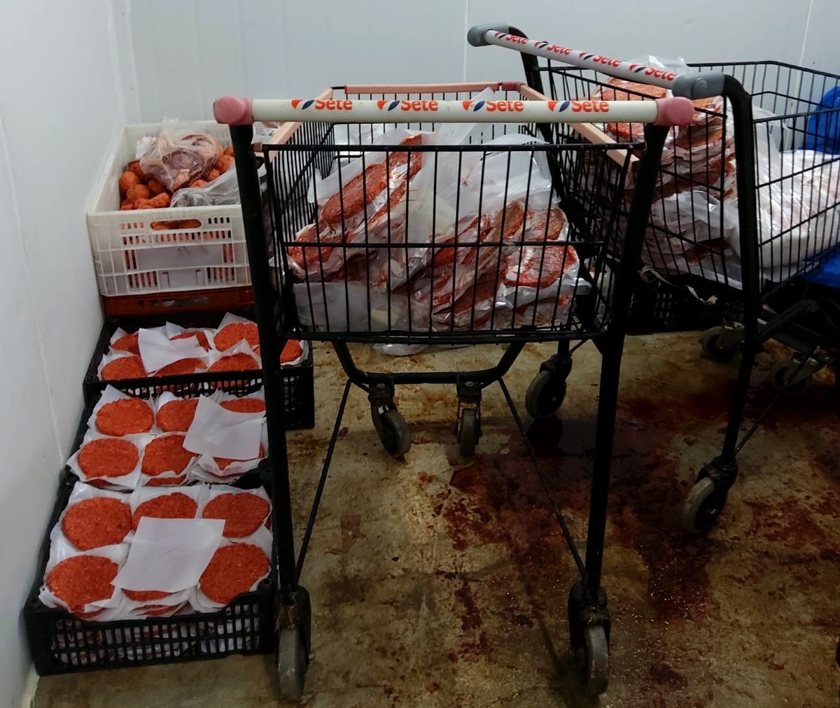 Ação apreende 2 toneladas de hambúrguer e fecha fábrica clandestina em Campinas