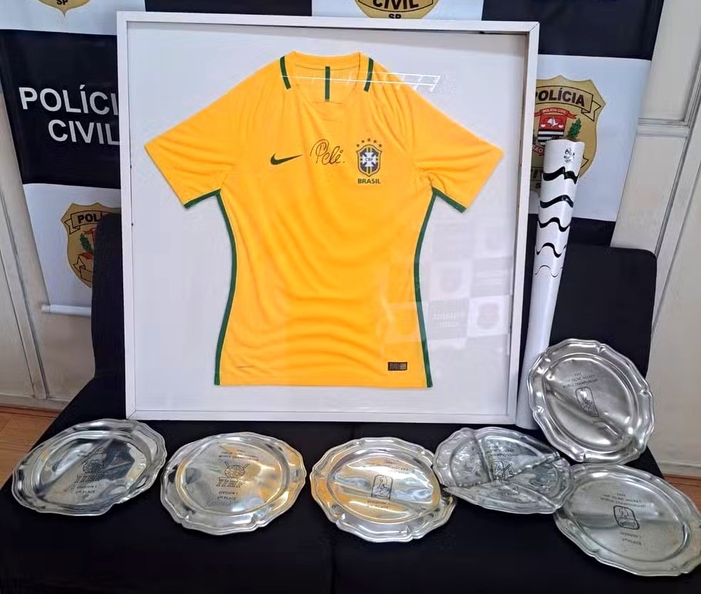 Polícia recupera camisa da Seleção Brasileira autografada por Pelé e troféus furtados em Campinas