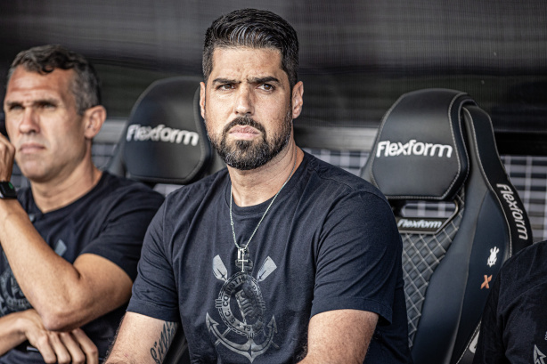 António Oliveira “ganha” jogadores em início de trajetória no Corinthians