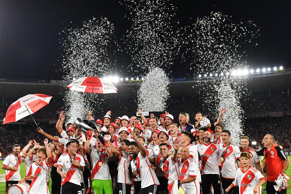 River Plate levanta taça da Supercopa da Argentina após vencer Estudiantes — Foto: Hernan Cortez/Getty Images