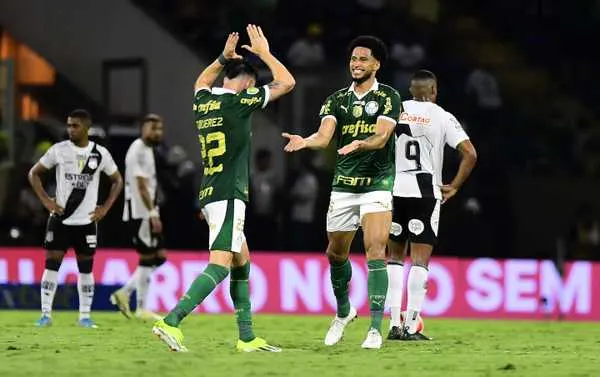 Palmeiras Empolga em Atuação Decisiva com Alas como Protagonistas