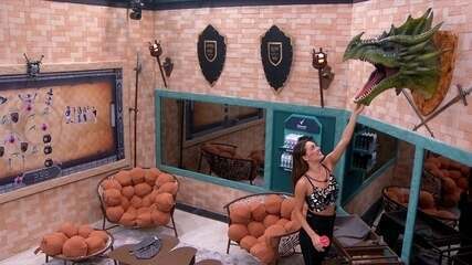 Beatriz toma susto com dragão da academia enquanto fala sozinha no BBB 24: 'Misericórdia!'