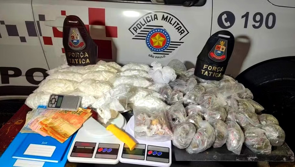 PM apreende mais de 5 mil porções de drogas em casa bomba na cidade de Limeira