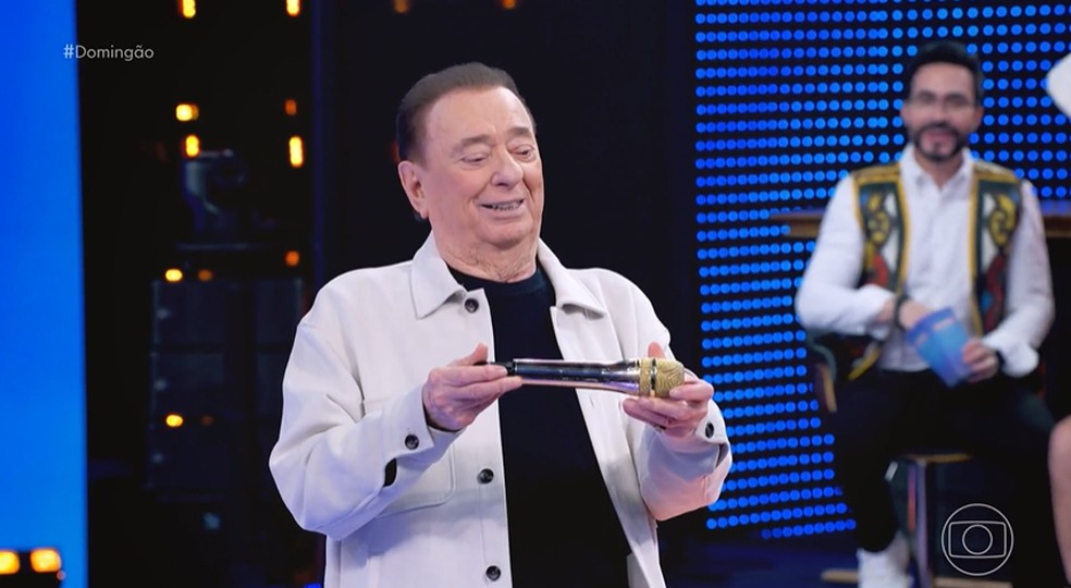 Raul Gil ganha microfone dourado no Domingão — Foto: Globo
