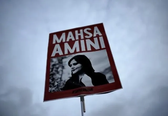 Cartaz com o rosto de Mahsa Amini, morta sob custódia da polícia moral do país | Reprodução