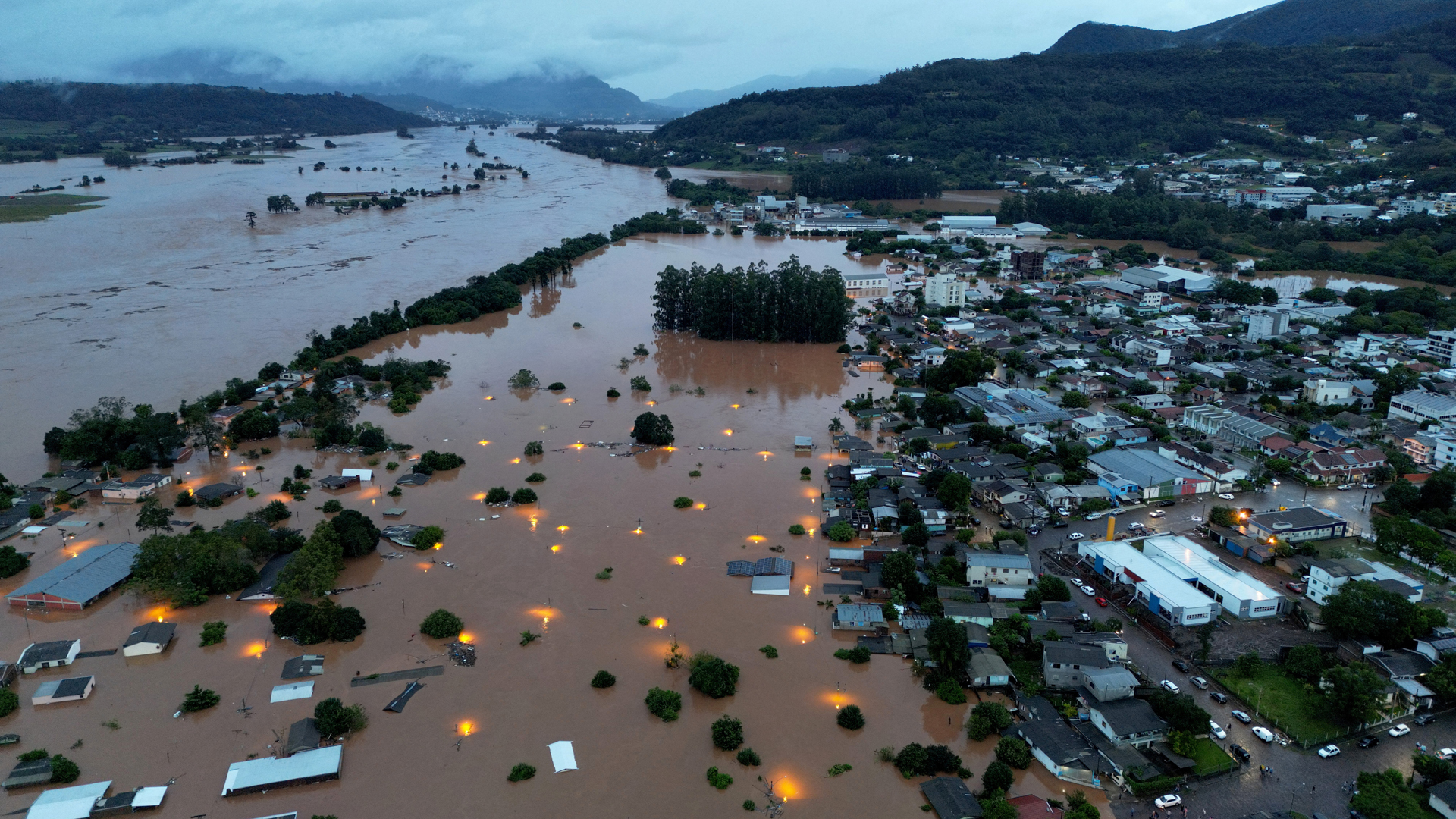 Milhares de atingidos na maior enchente da história do RS