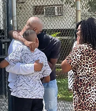 Sílvio José da Silva Marques abraçando sua família após sair da prisão | Divulgação/ Innocence Brasil