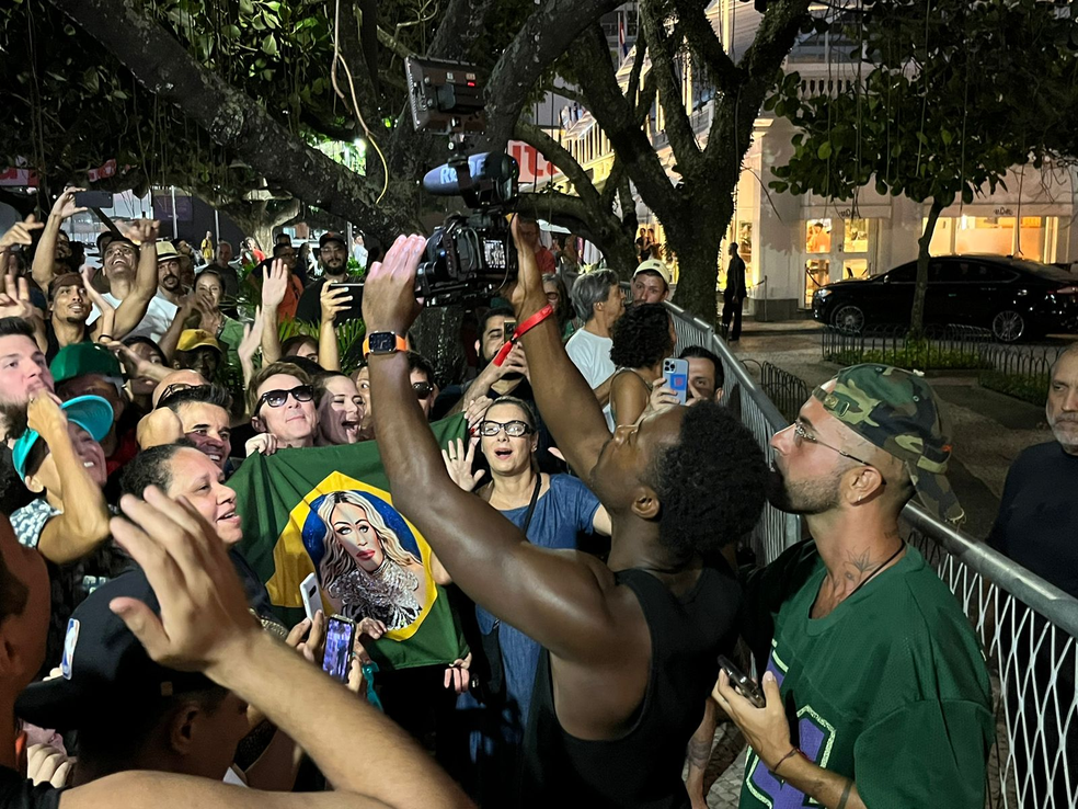 Equipe de Madonna colhe depoimento de fãs no Copacabana Palace — Foto: Lucas Costa/gshow
