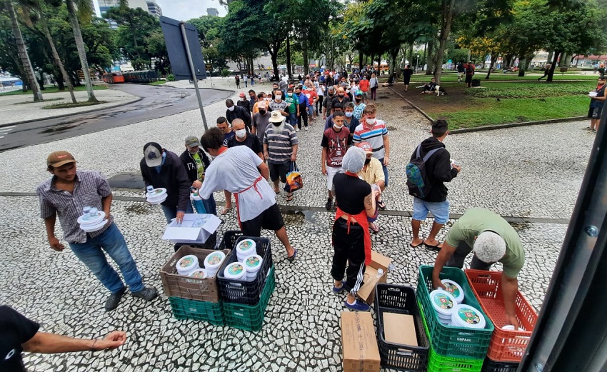 Doação de comida a morador de rua pode dar multa de R$ 17 mil em SP -  Planeta 92
