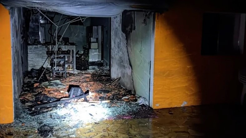 Fogo destruiu a casa das vítimas (Foto: Polícia Militar)